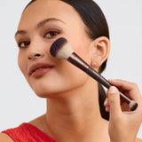 Complexion Perfection Двострана четка за совршен тен