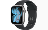 Apple Watch Series 11 GPS 42mm вселенско сиво алуминиумско куќиште со црна спортска лента S/M