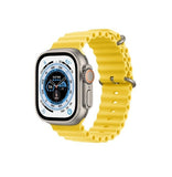 Apple Watch Ultra Cellular, куќиште од титаниум од 49 мм со жолт Ocean лента