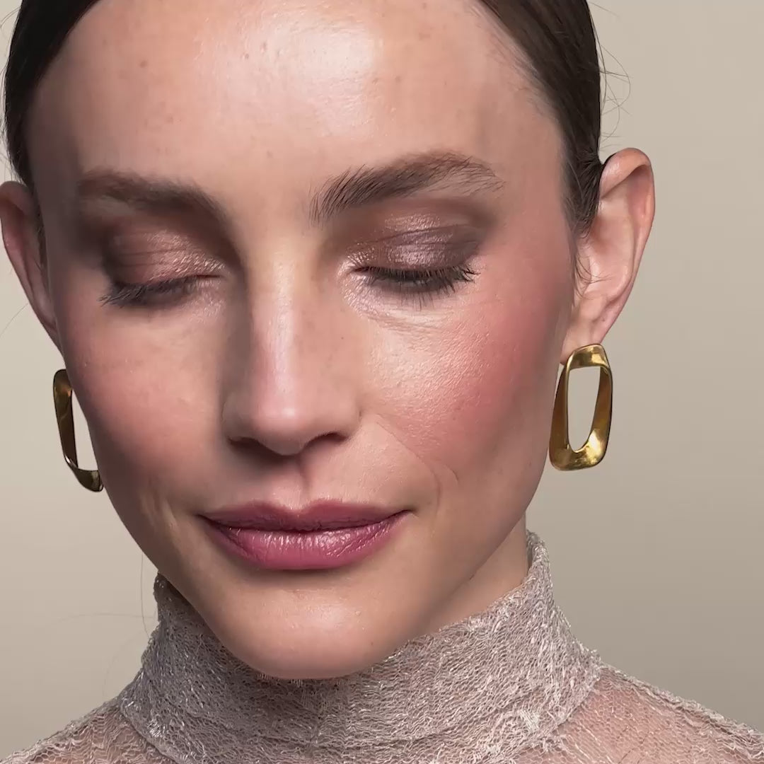 Giordani Gold Камена пудра збогатена со серум